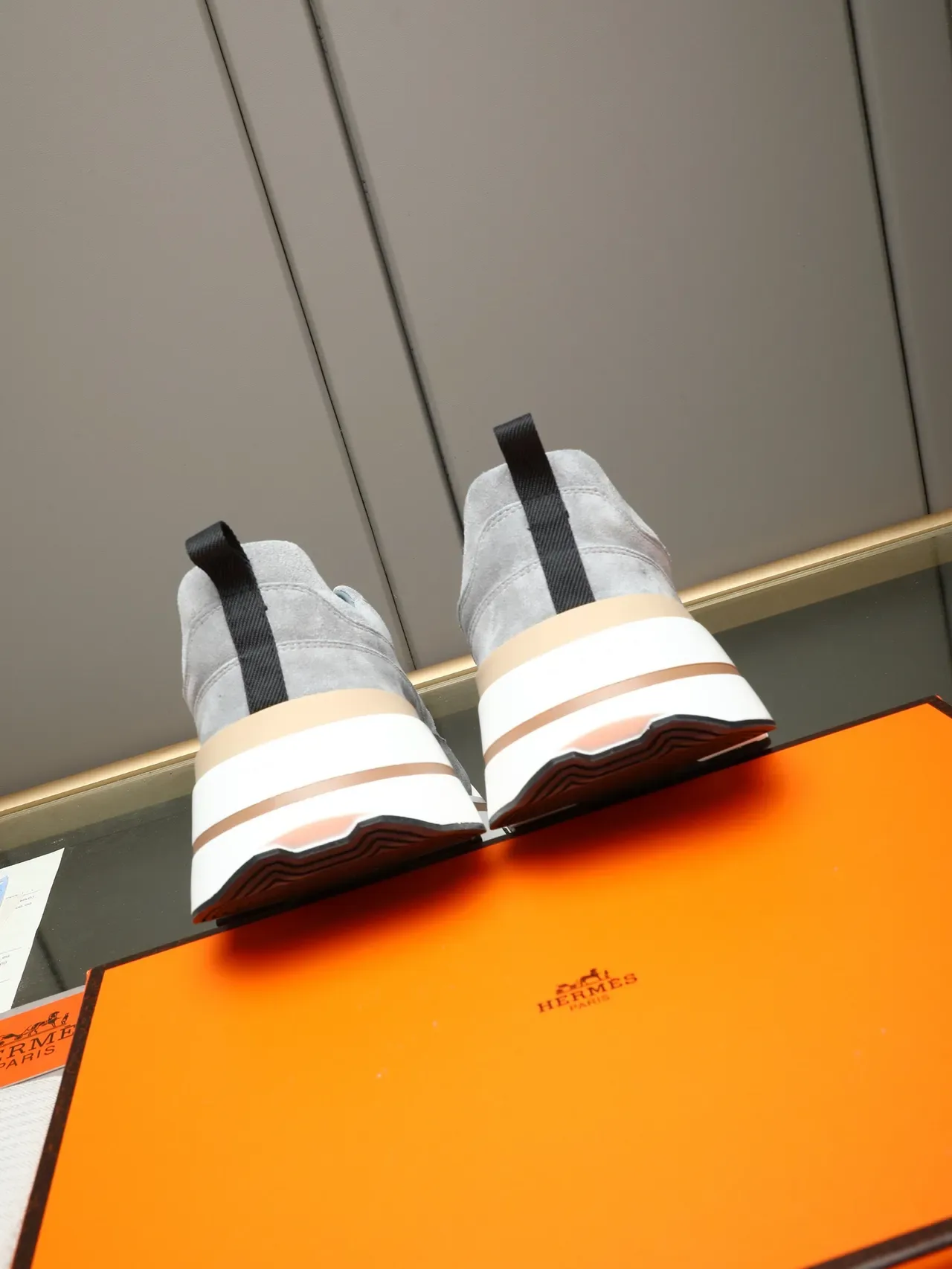 Hermès ग्रे सुएड चंकी सोल लाइफस्टाइल स्नीकर्स 3