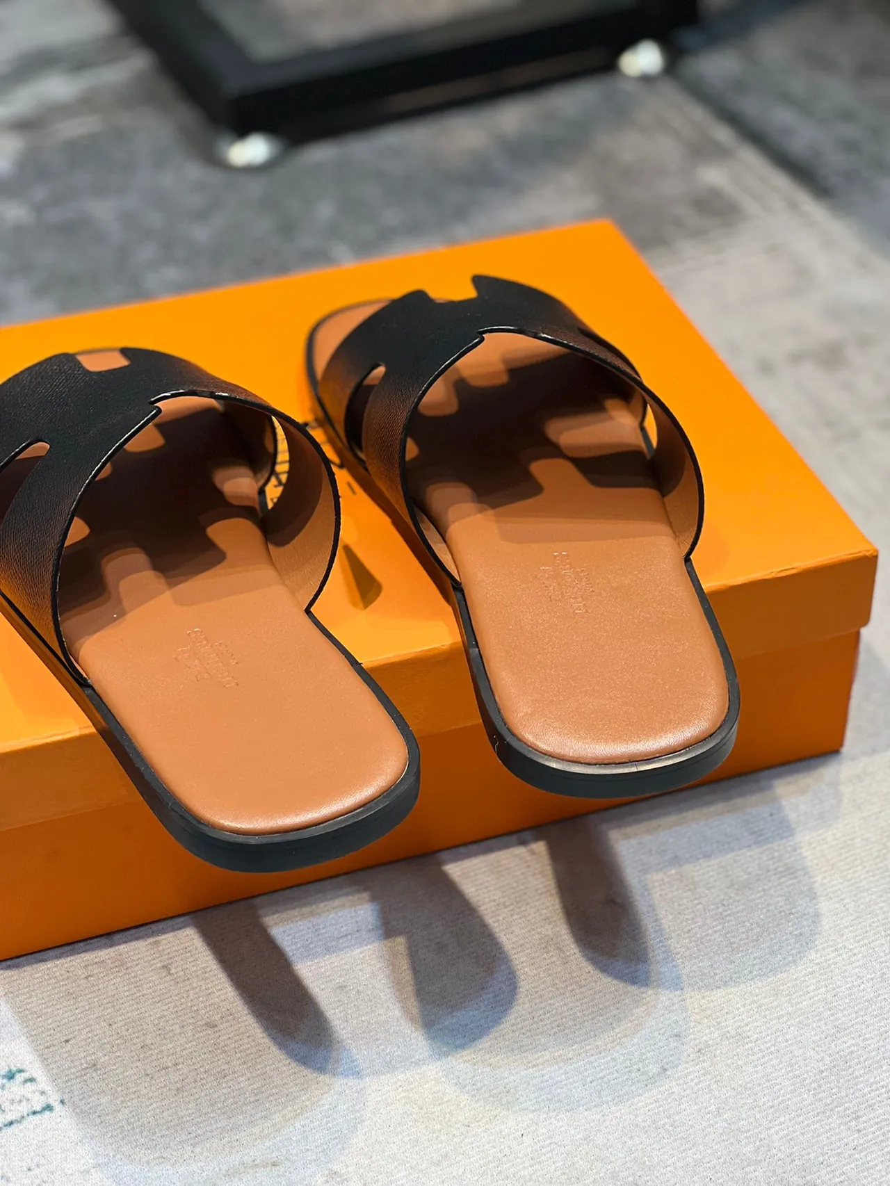 Hermès Oran 黑色和棕色皮革拖鞋 2