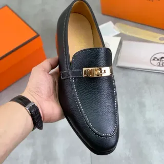 Hermès Oran 黑金 粒面皮革 Kelly 扣 乐福鞋