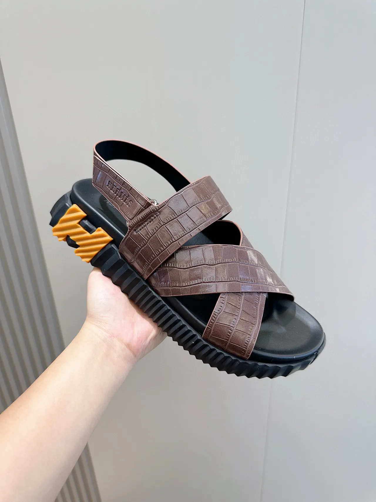 Hermès Oran Sandales casuales en cuir marron noir estampé crocodile avec brides croisées 4