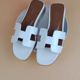 Hermès Oran Slide أبيض جلد لامع