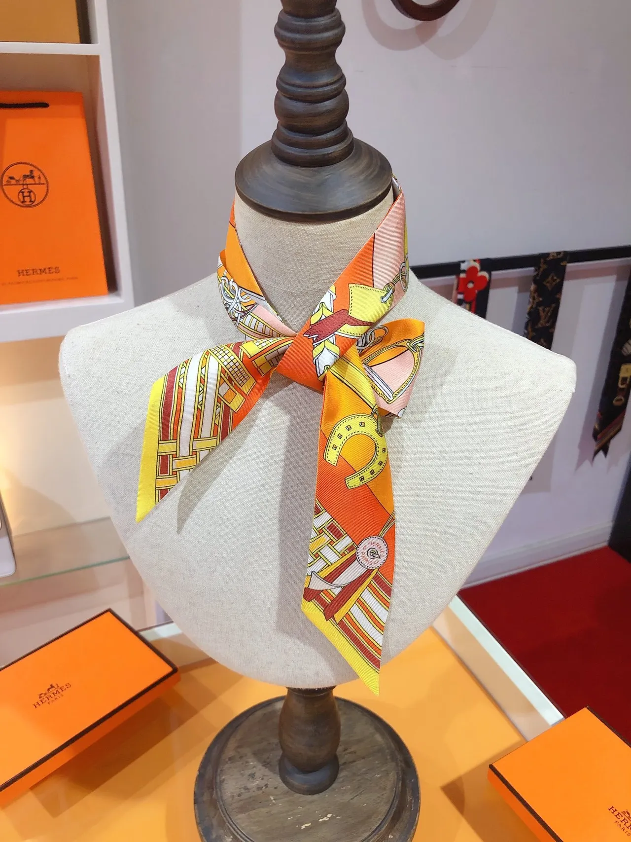 Hermès Twilly برتقالي أصفر ضيق أطراف مدببة نقشة فرسان وشاح حرير 2