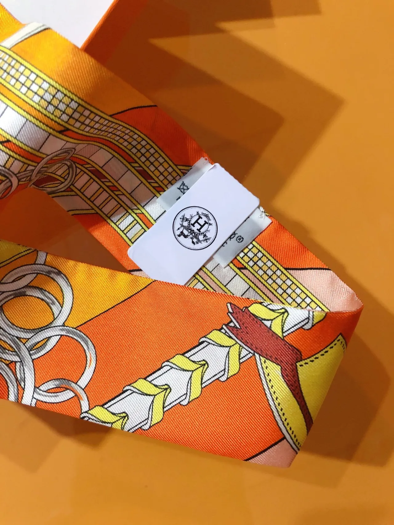 Hermès Twilly برتقالي أصفر ضيق أطراف مدببة نقشة فرسان وشاح حرير 8