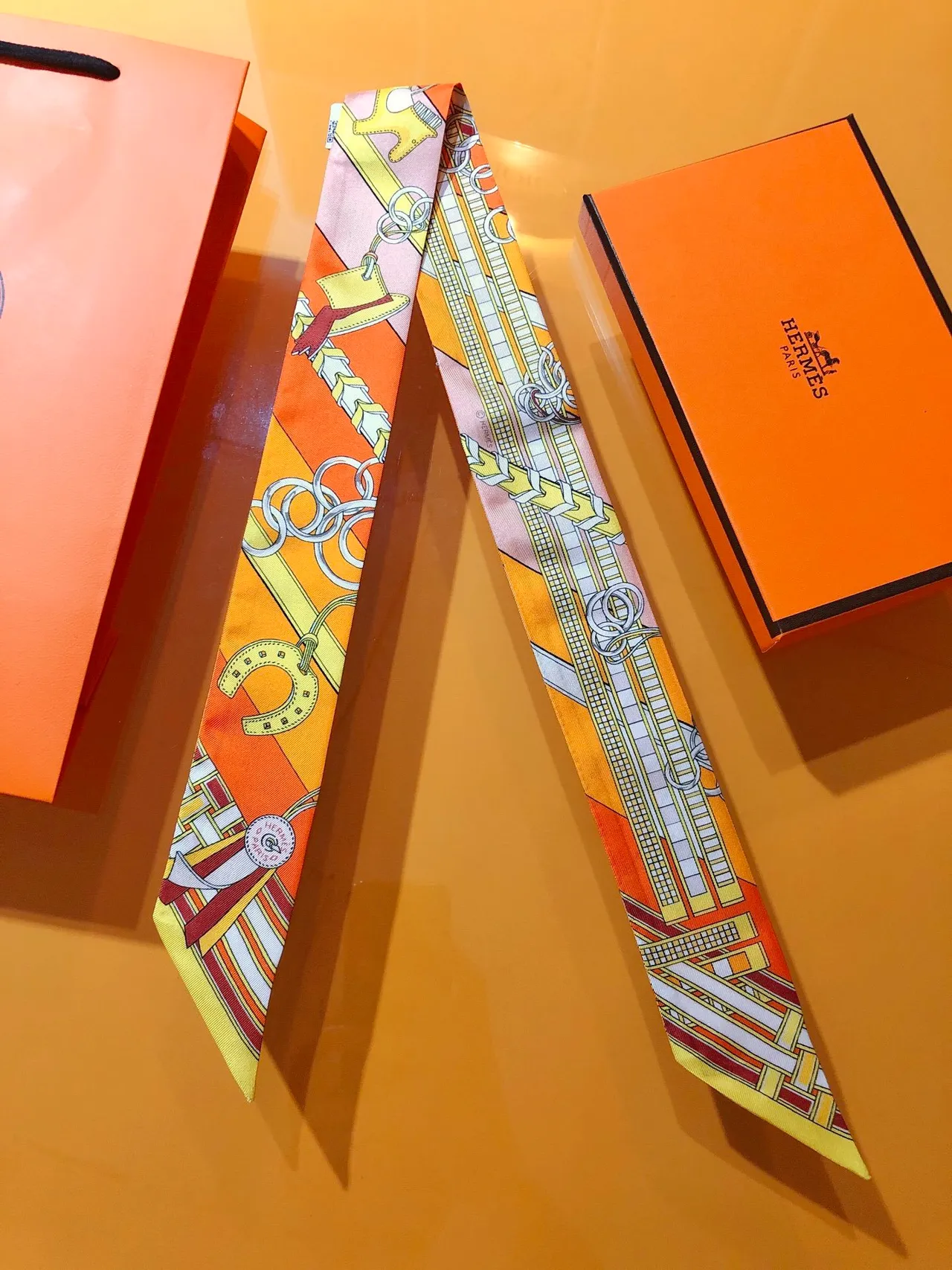 Hermès Twilly برتقالي أصفر ضيق أطراف مدببة نقشة فرسان وشاح حرير 9