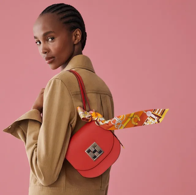 Hermès Twilly برتقالي أصفر ضيق أطراف مدببة نقشة فرسان وشاح حرير 6