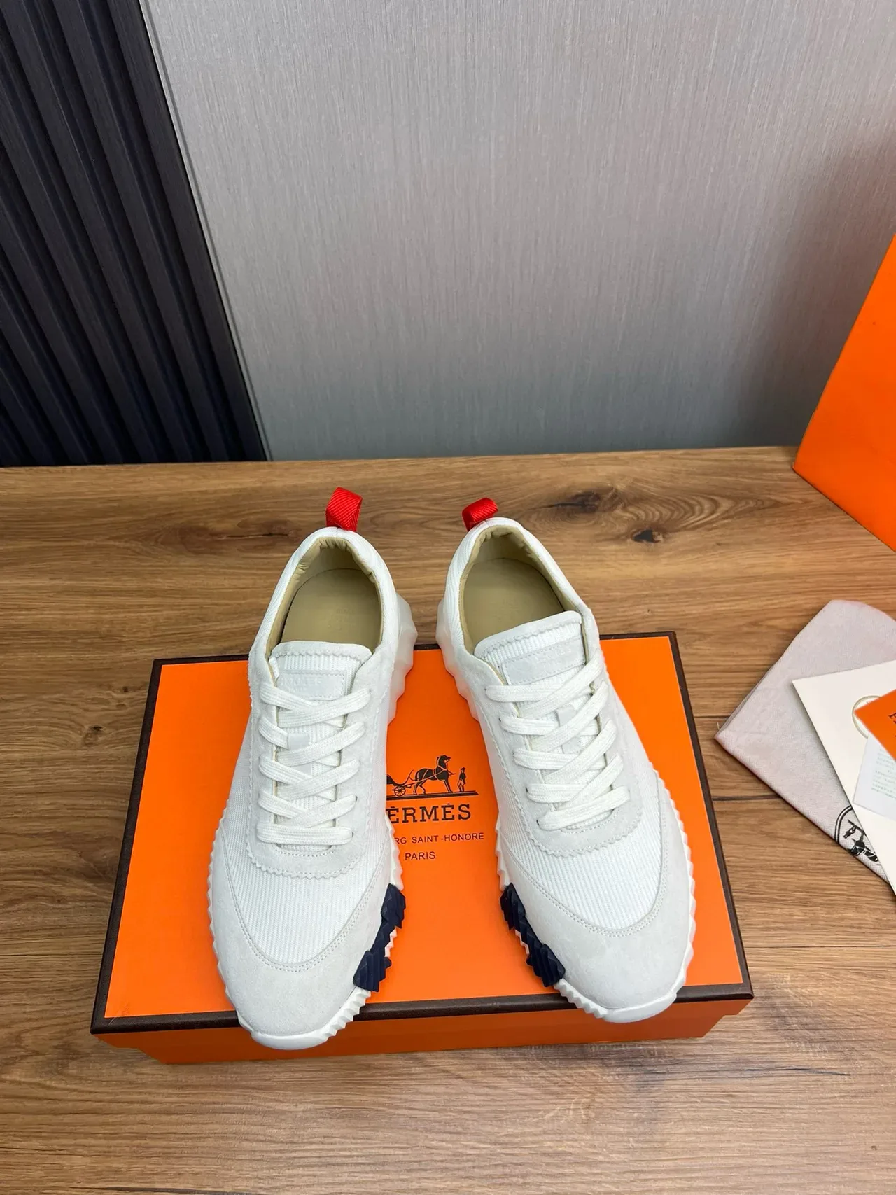 Hermès सादा लाल निट-सुएड हाइब्रिड উপর স্কাল্প্টেড রিজড সোল লाइফস্টাইল স্নিকার্স 2