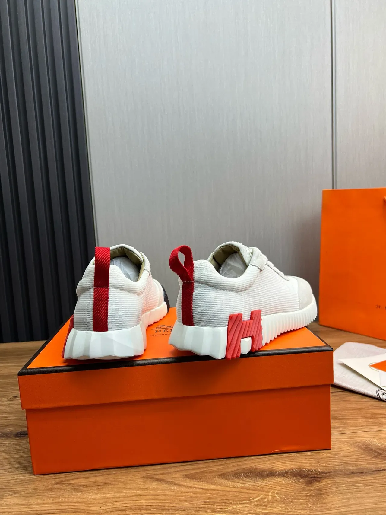 Hermès सादा लाल निट-सुएड हाइब्रिड উপর স্কাল্প্টেড রিজড সোল লाइফস্টাইল স্নিকার্স 5