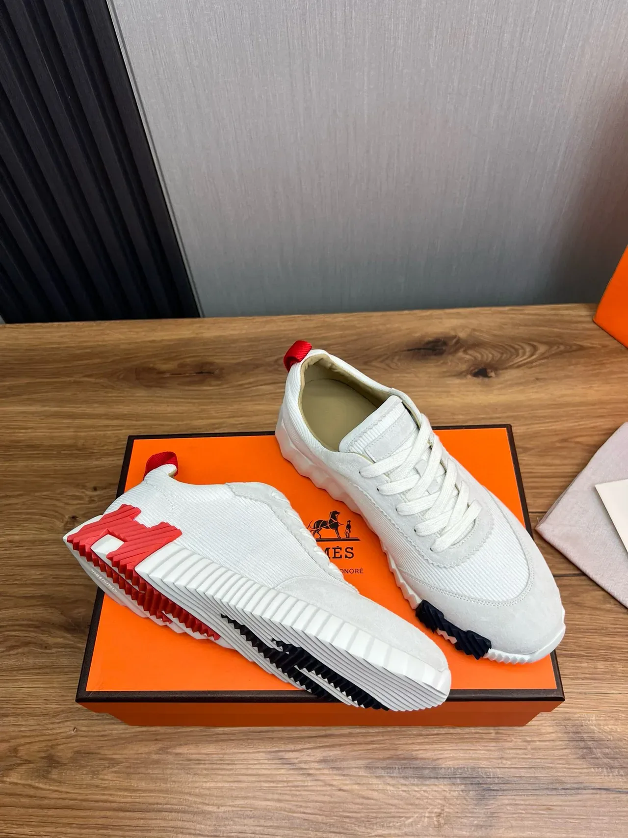 Hermès सादा लाल निट-सुएड हाइब्रिड উপর স্কাল্প্টেড রিজড সোল লाइফস্টাইল স্নিকার্স 6