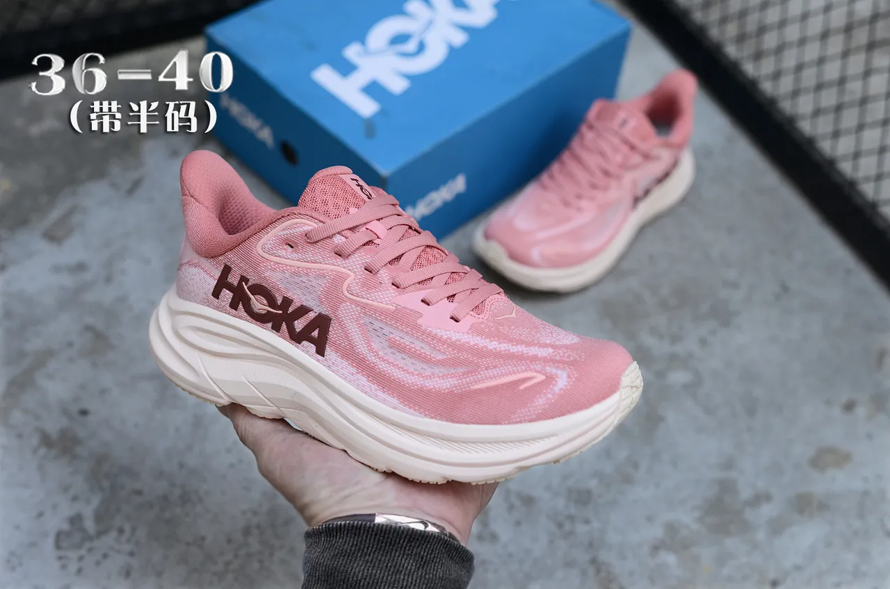 Hoka 粉米色针织鞋面 厚实雕塑中底 跑鞋 3