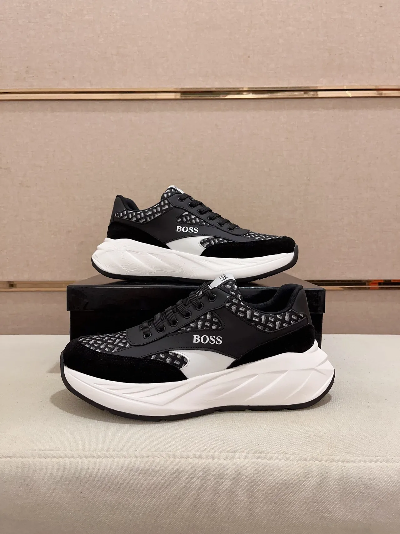 Hugo Boss Chaussures Noir Blanc Semelle Sculptée Partie Supérieure en Matériau Mixte Chunky Sneakers 8