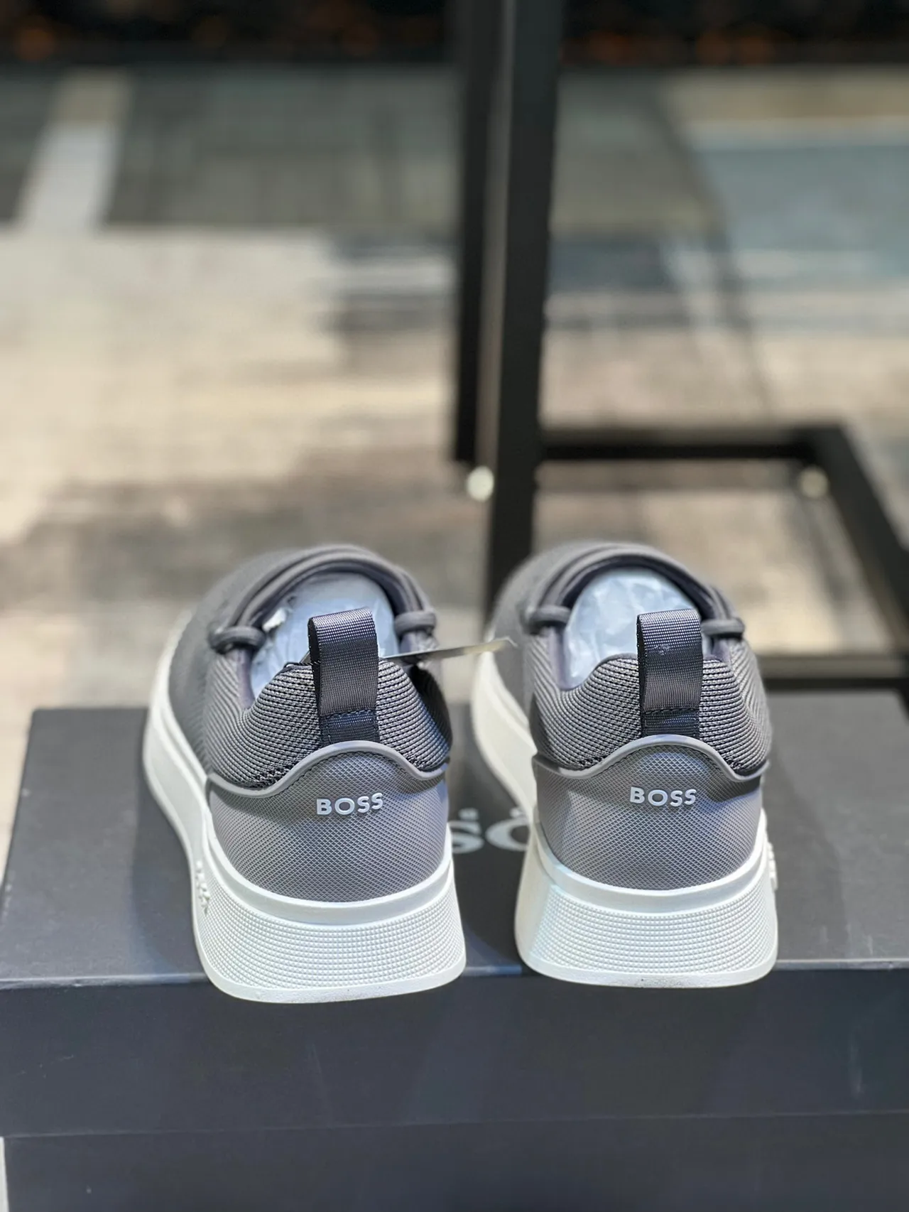 Hugo Boss Zapatillas de plataforma gris con correa elástica de tricot 2