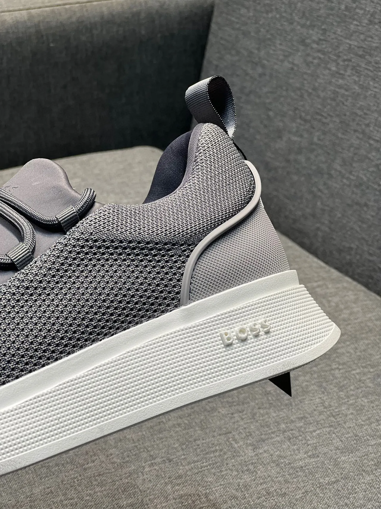 Hugo Boss Zapatillas de plataforma gris con correa elástica de tricot 8
