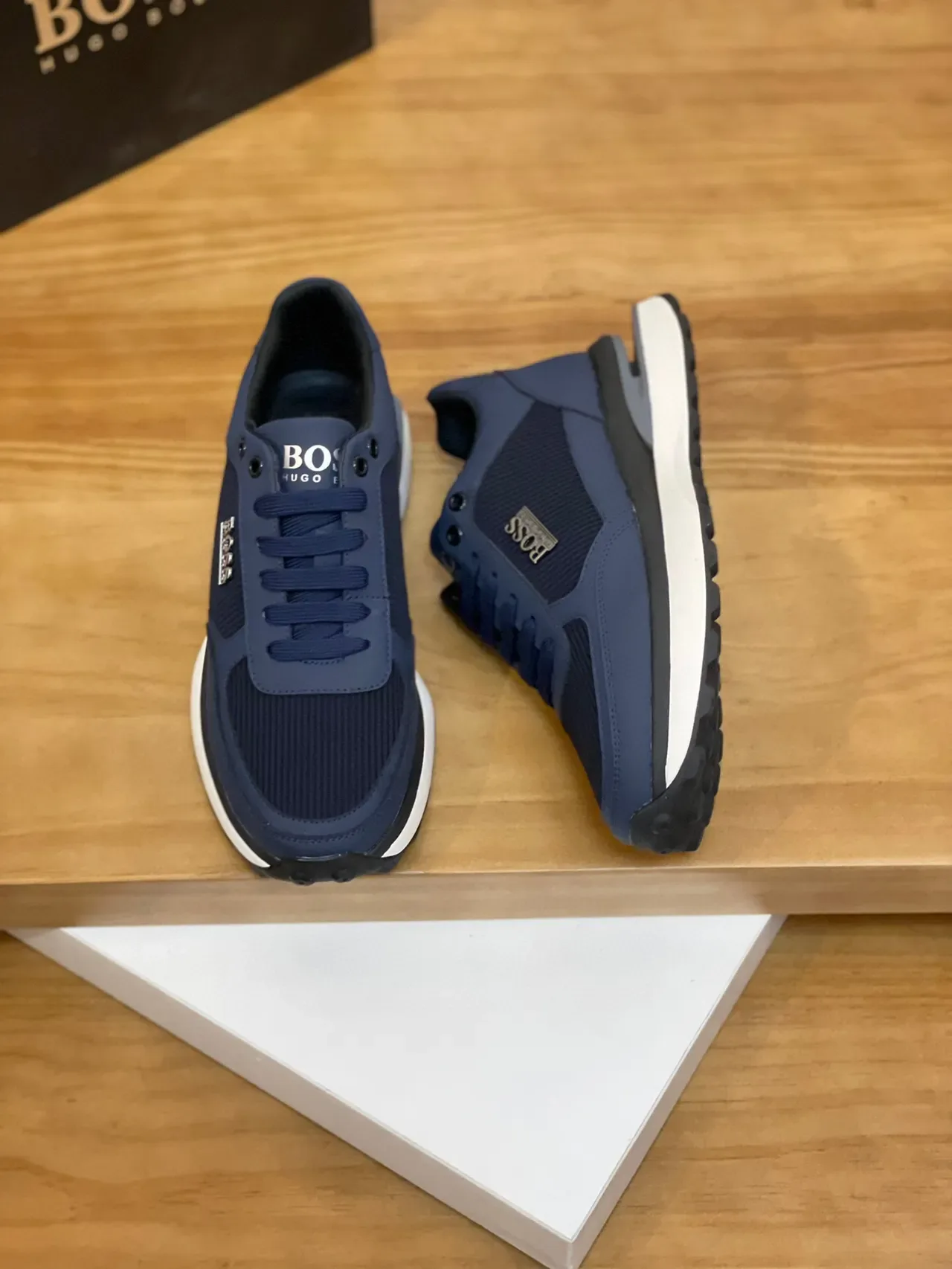 Hugo Boss Gris Blanc Avec Tige Synthétique Et Maille Stratifiée Plaque Logo Métal Sneakers Lifestyle 2