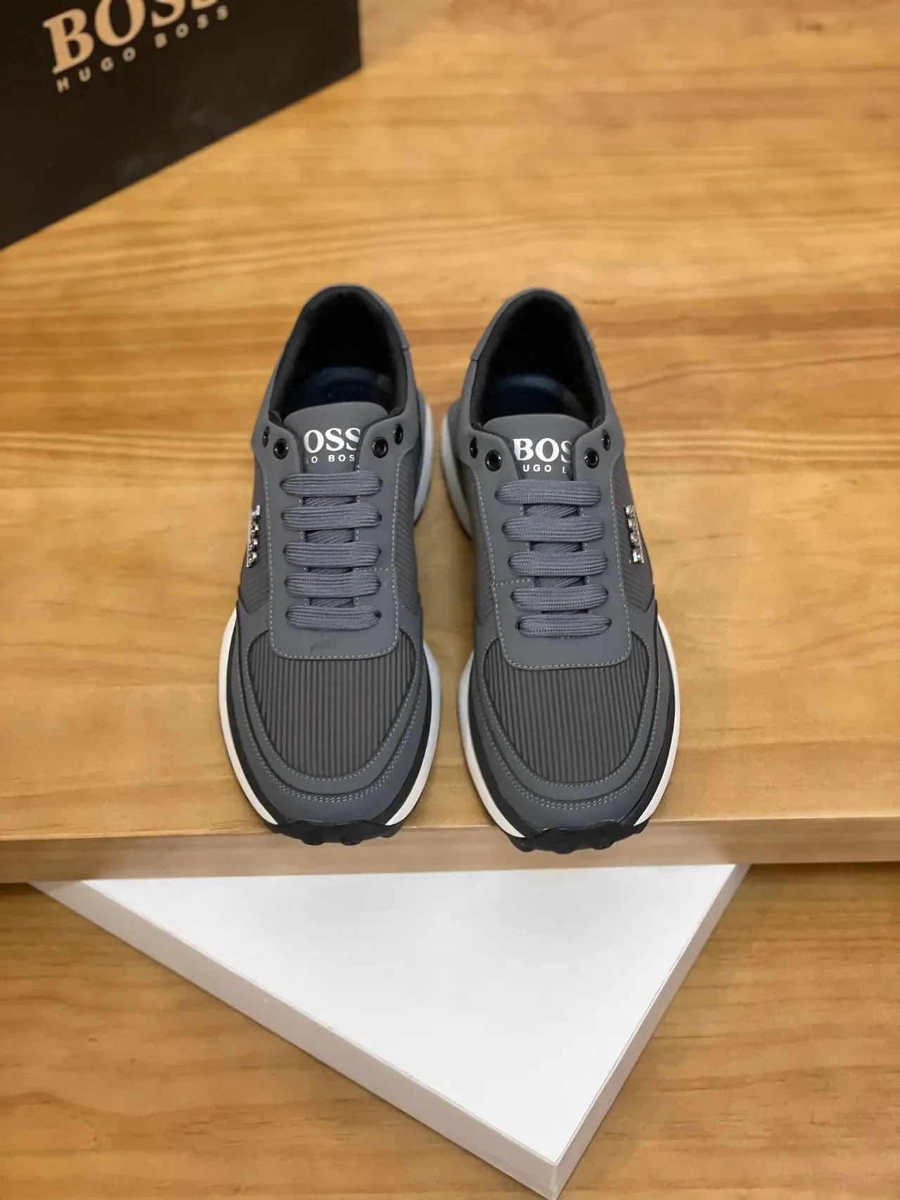 Hugo Boss Gris Blanc Avec Tige Synthétique Et Maille Stratifiée Plaque Logo Métal Sneakers Lifestyle 3