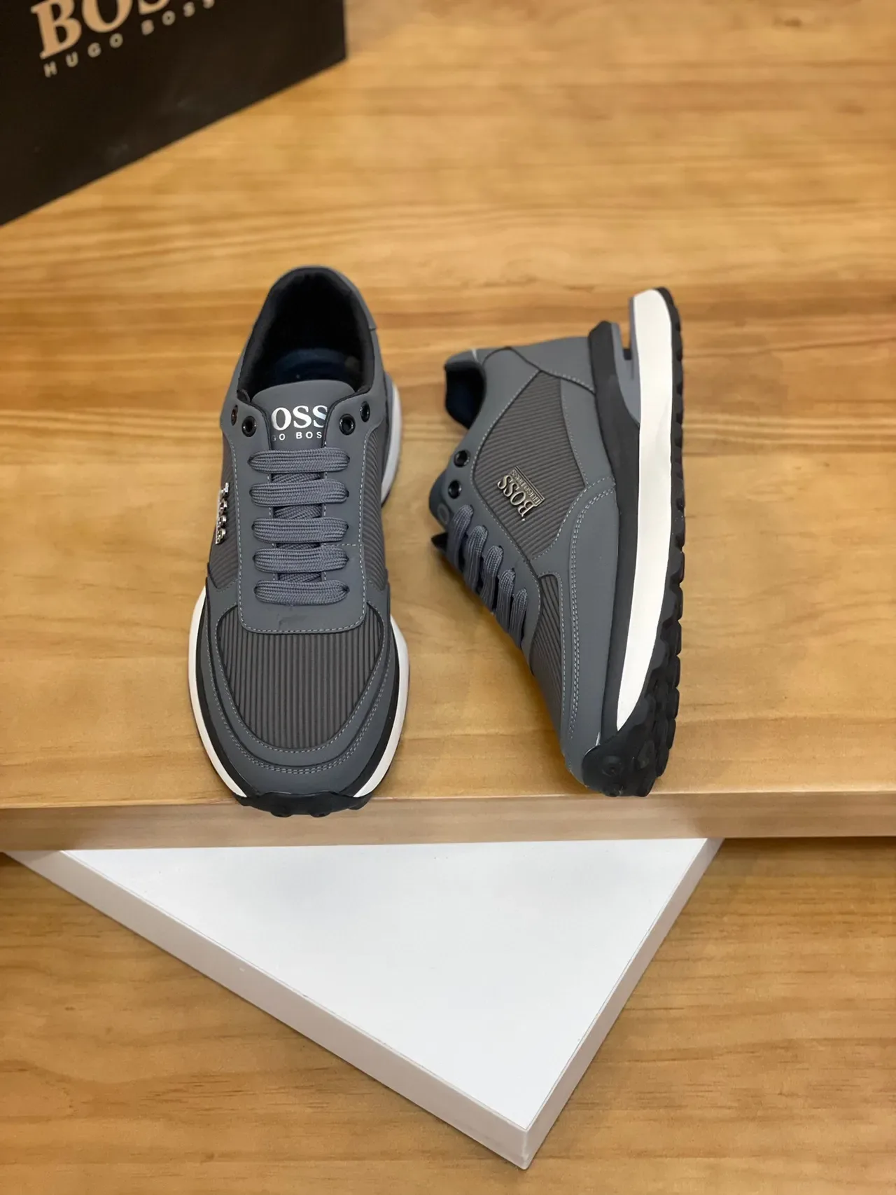 Hugo Boss Gris Blanc Avec Tige Synthétique Et Maille Stratifiée Plaque Logo Métal Sneakers Lifestyle 4