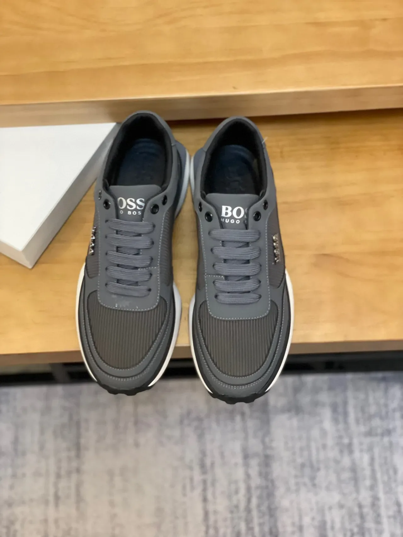 Hugo Boss Gris Blanc Avec Tige Synthétique Et Maille Stratifiée Plaque Logo Métal Sneakers Lifestyle 5