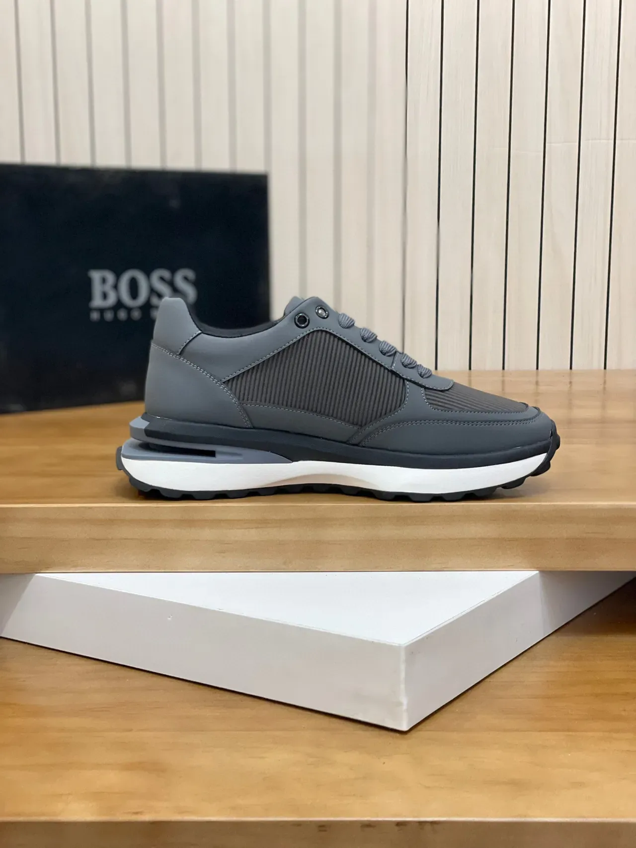 Hugo Boss Gris Blanc Avec Tige Synthétique Et Maille Stratifiée Plaque Logo Métal Sneakers Lifestyle 6