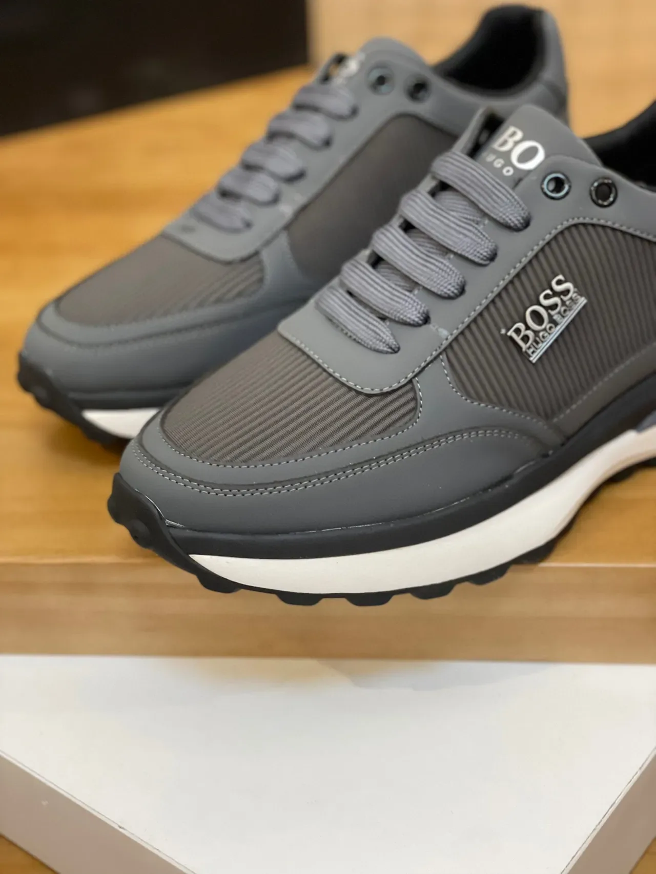 Hugo Boss Gris Blanc Avec Tige Synthétique Et Maille Stratifiée Plaque Logo Métal Sneakers Lifestyle 7