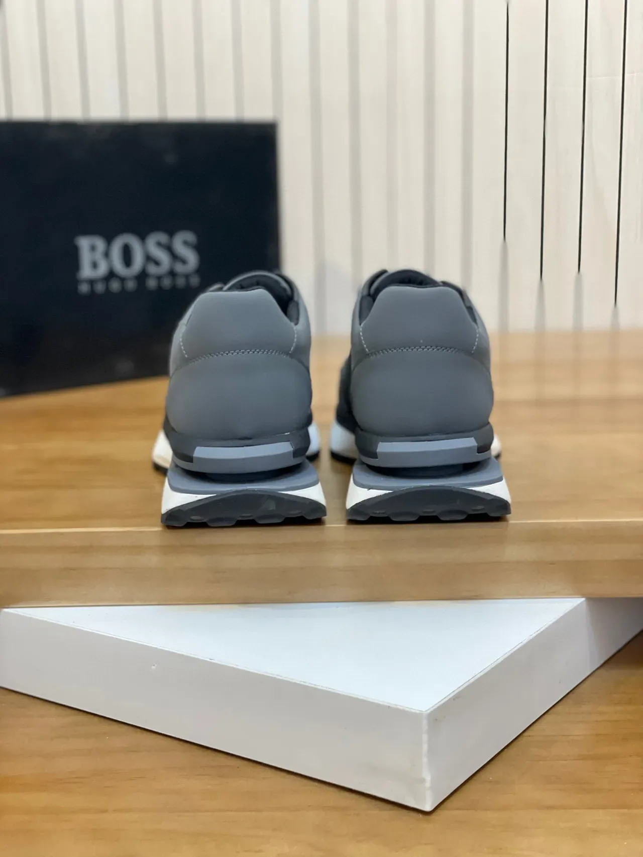 Hugo Boss Gris Blanc Avec Tige Synthétique Et Maille Stratifiée Plaque Logo Métal Sneakers Lifestyle 8