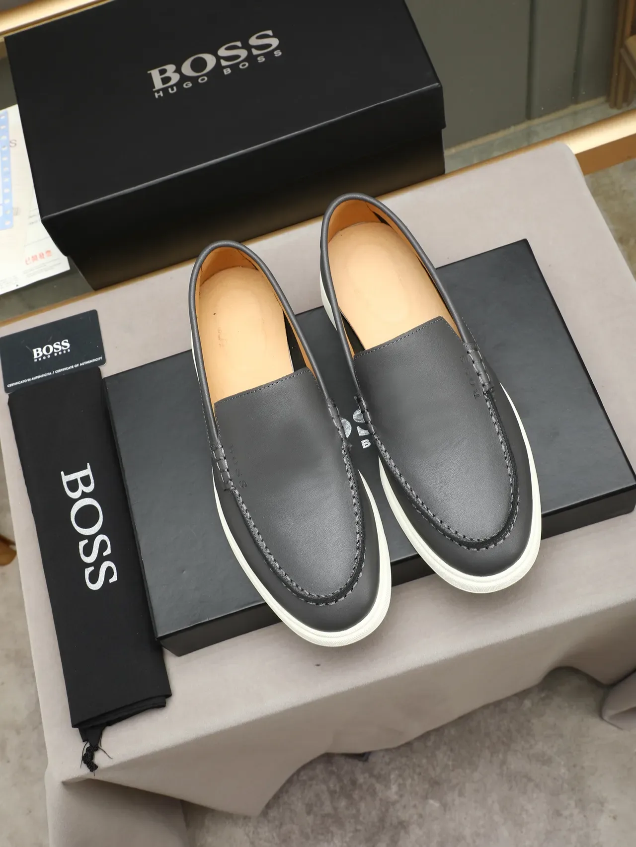 ह्यूगो बॉस ग्रे व्हाइट चमड़ा Moc-Toe स्टिचिंग लोफर 3