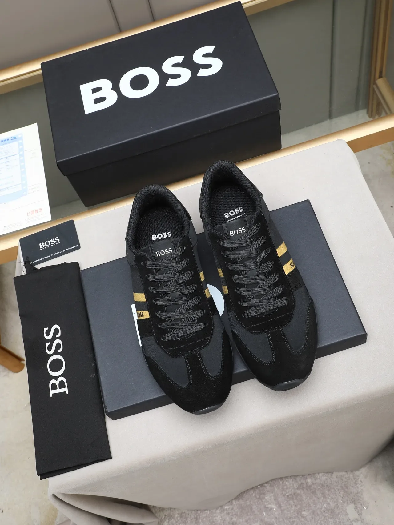 هوغو بوس Lifestyle Sneaker أسود ذهبي جلد ناعم واصطناعي أعلى شريط قطري حذاء رياضي lifestyle 3