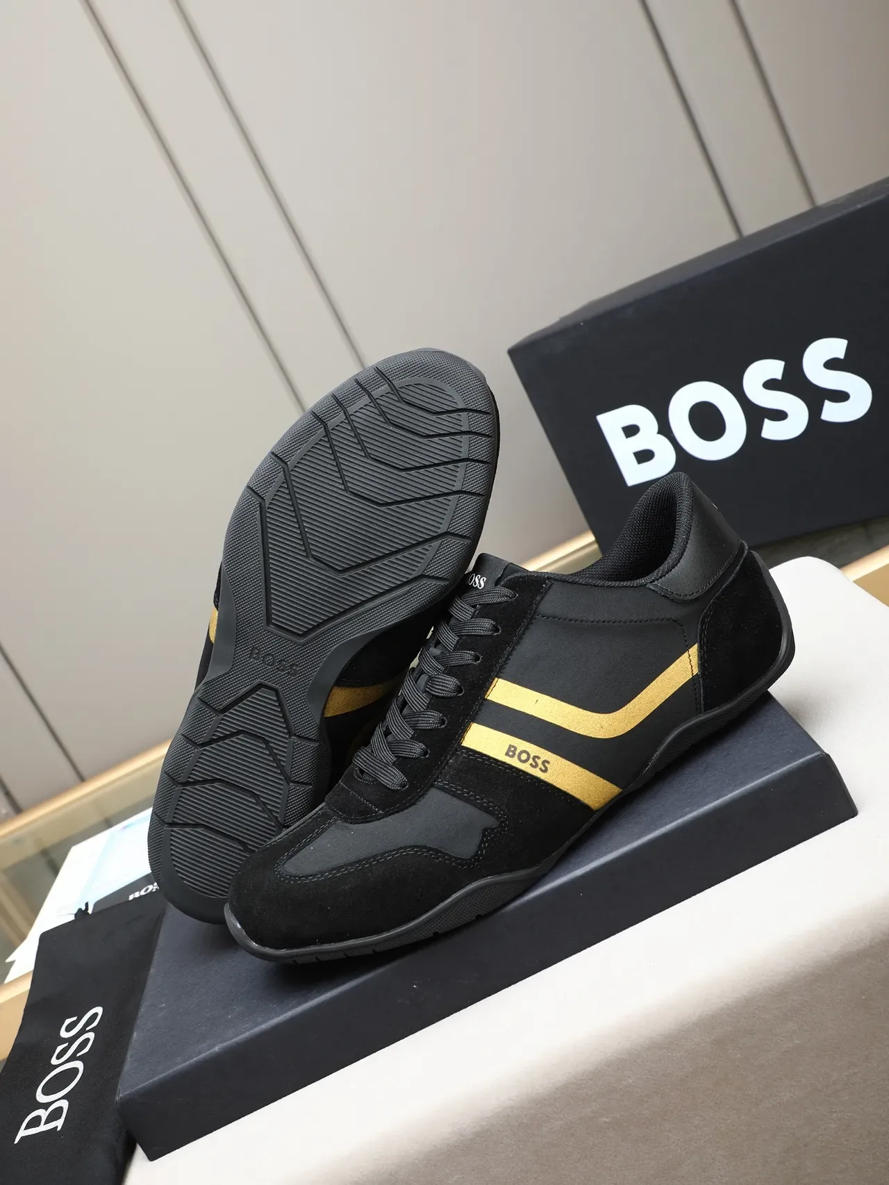 هوغو بوس Lifestyle Sneaker أسود ذهبي جلد ناعم واصطناعي أعلى شريط قطري حذاء رياضي lifestyle 4