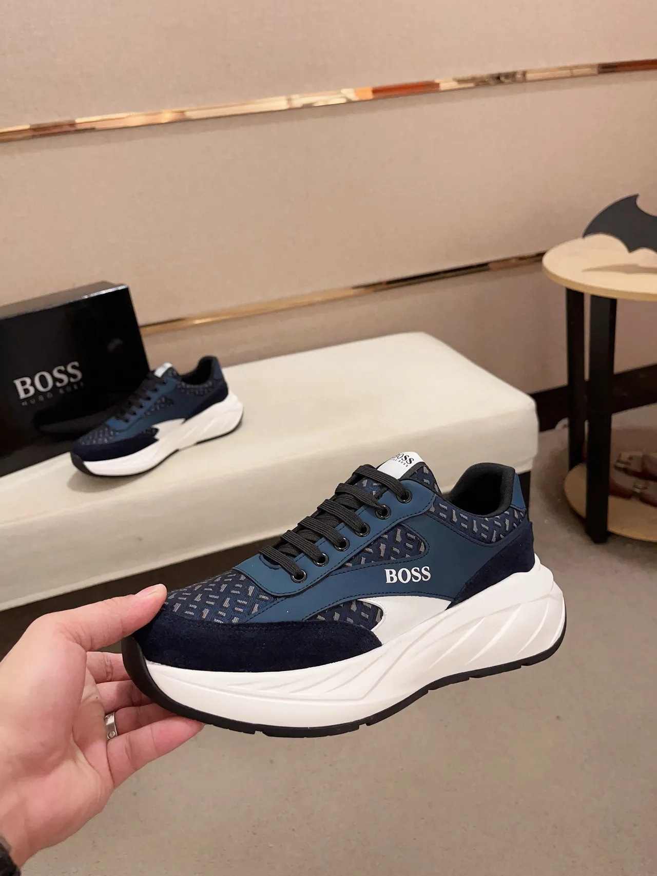 Hugo Boss Sneakers navy blanc à semelle chunky avec upper en matériaux mixtos 3