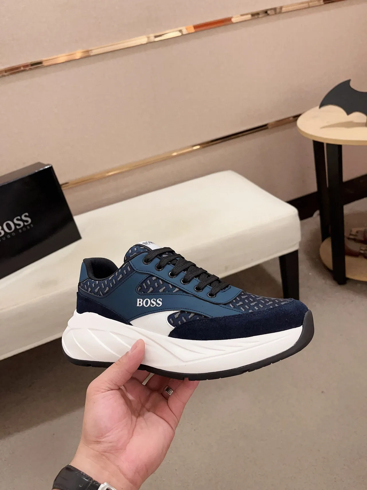 Hugo Boss Sneakers navy blanc à semelle chunky avec upper en matériaux mixtos 4