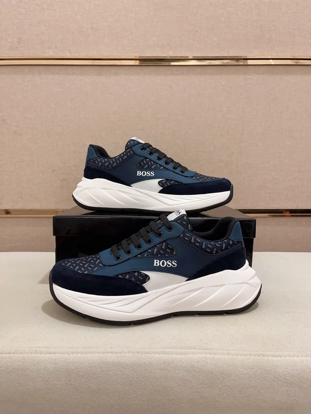 Hugo Boss Sneakers navy blanc à semelle chunky avec upper en matériaux mixtos 7