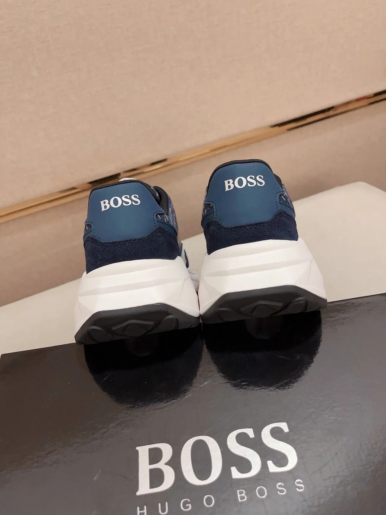 Hugo Boss Sneakers navy blanc à semelle chunky avec upper en matériaux mixtos 8