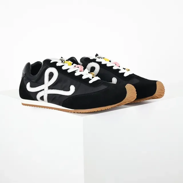 Loewe Flow Runner Black White Gum 生活方式运动鞋 3