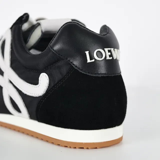 Loewe Flow Runner Black White Gum 生活方式运动鞋 4