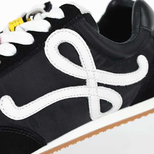 Loewe Flow Runner Black White Gum 生活方式运动鞋 6