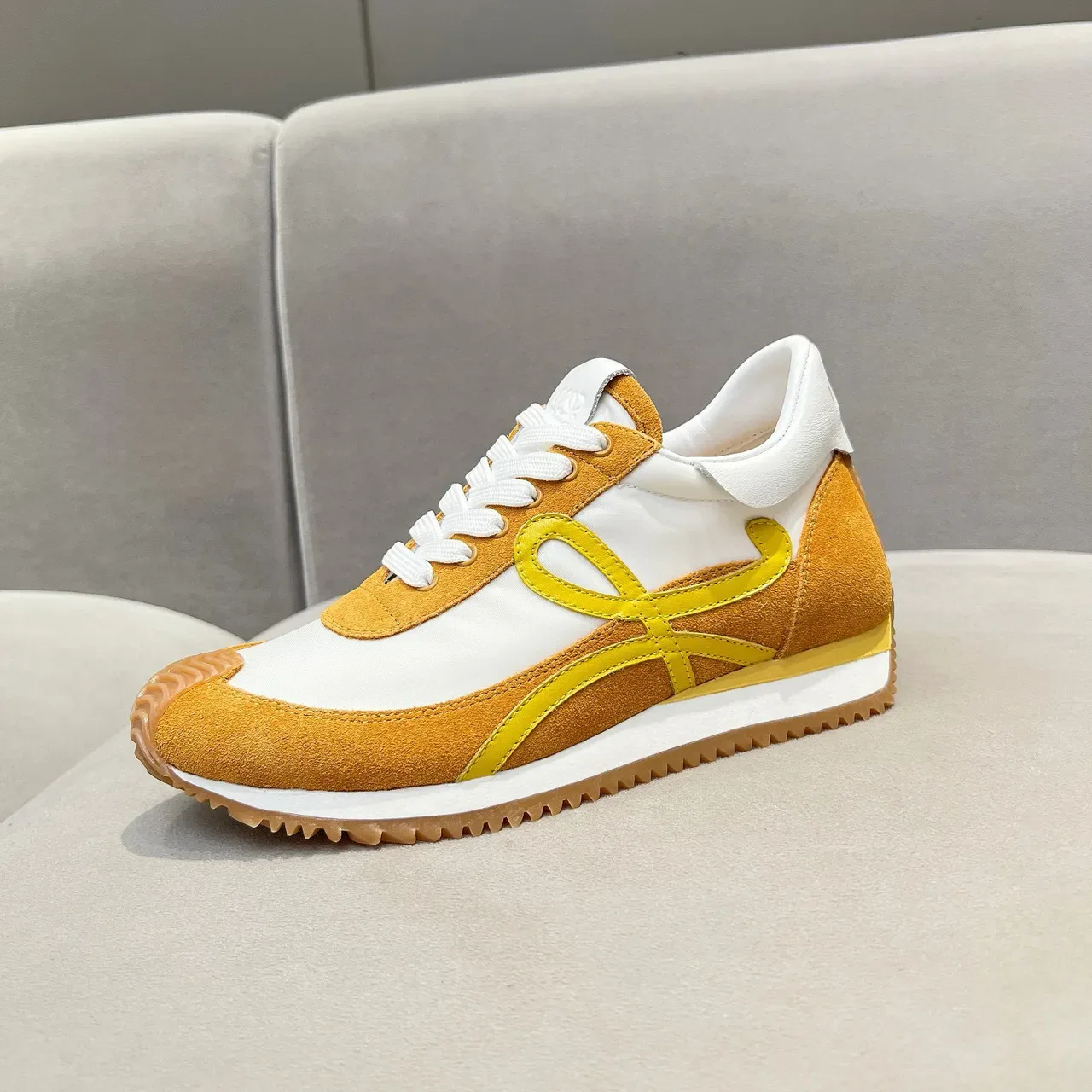 Loewe Flow Runner Mustard and White 生活方式运动鞋 2