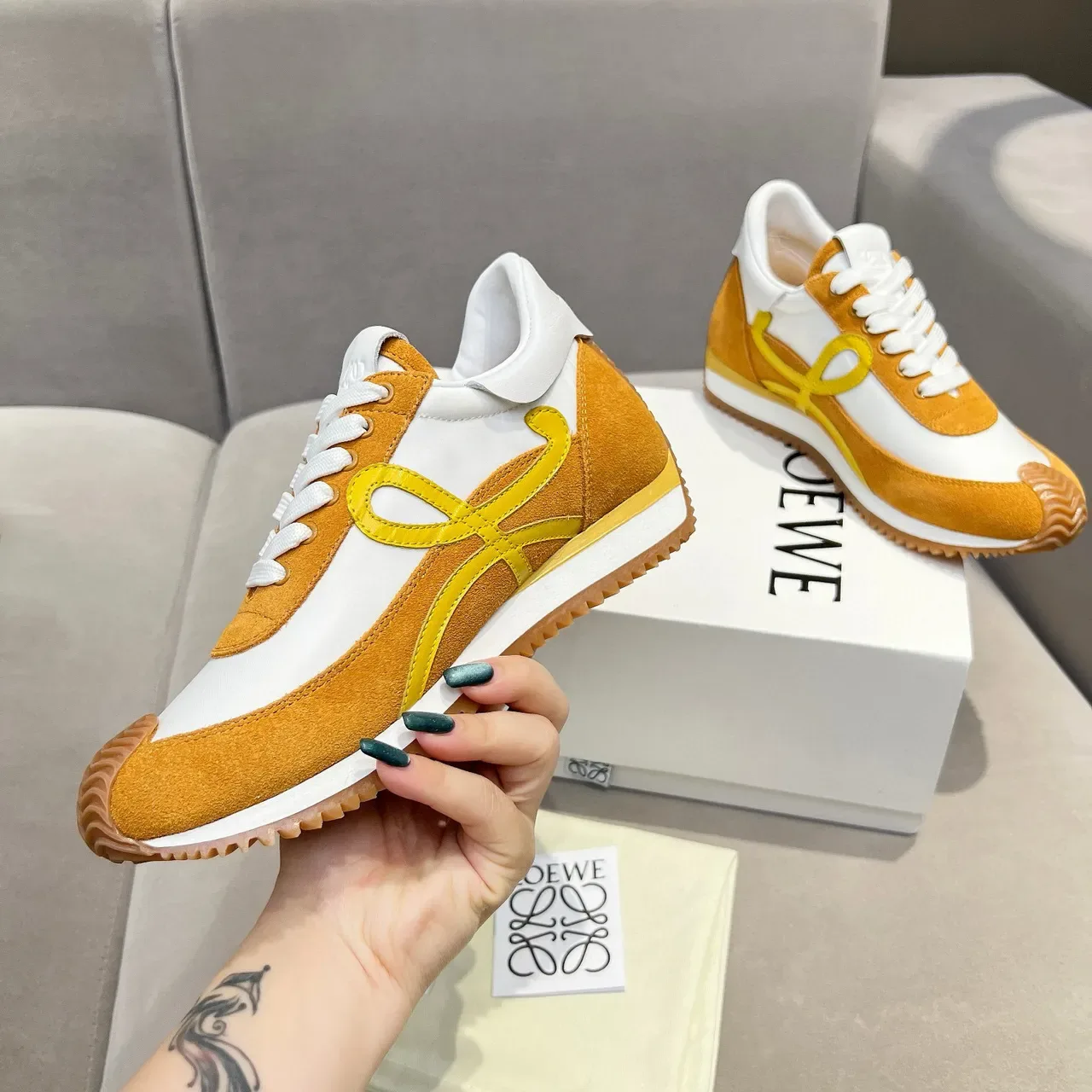 Loewe Flow Runner Mustard and White 生活方式运动鞋 3