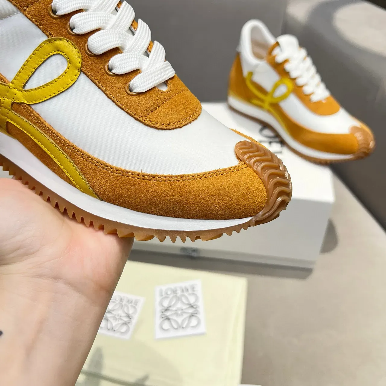 Loewe Flow Runner Mustard and White 生活方式运动鞋 4