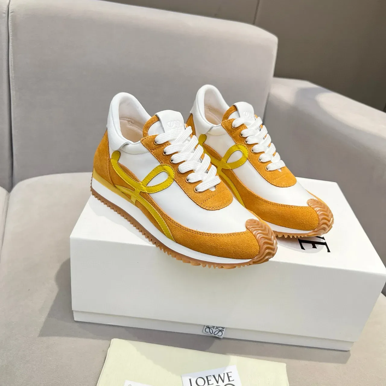 Loewe Flow Runner Mustard and White 生活方式运动鞋 5