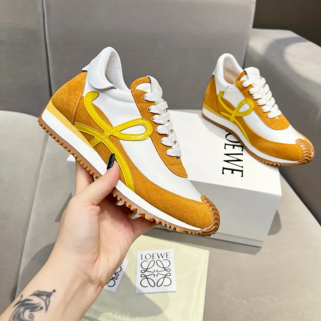 Loewe Flow Runner Mustard and White 生活方式运动鞋 6