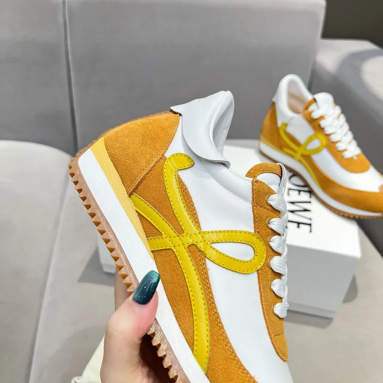 Loewe Flow Runner Mustard and White 生活方式运动鞋 7