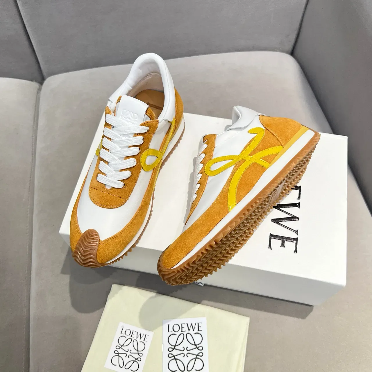 Loewe Flow Runner Mustard and White 生活方式运动鞋 8