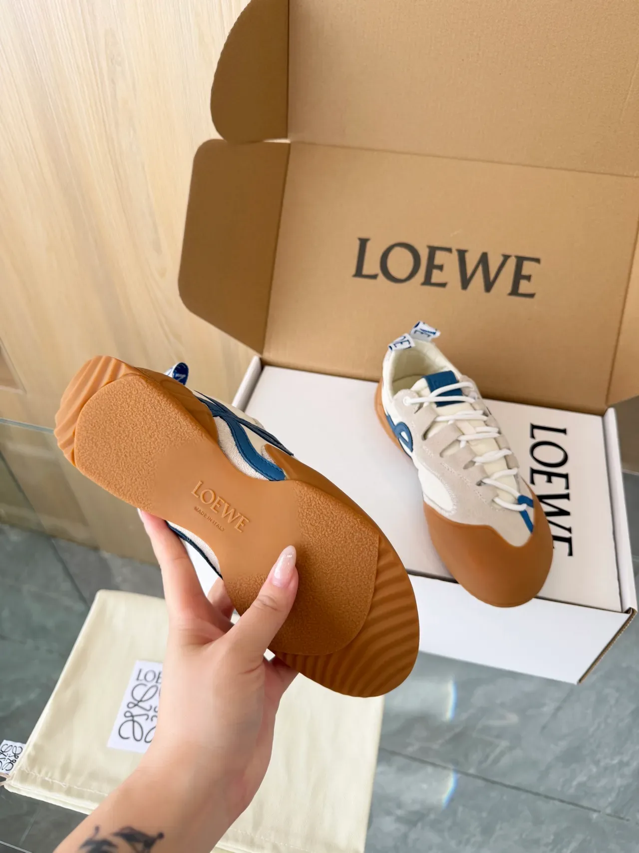 Loewe Flow Runner Sneakers Lifestyle Off-White et Navy Sangle Anagram 2