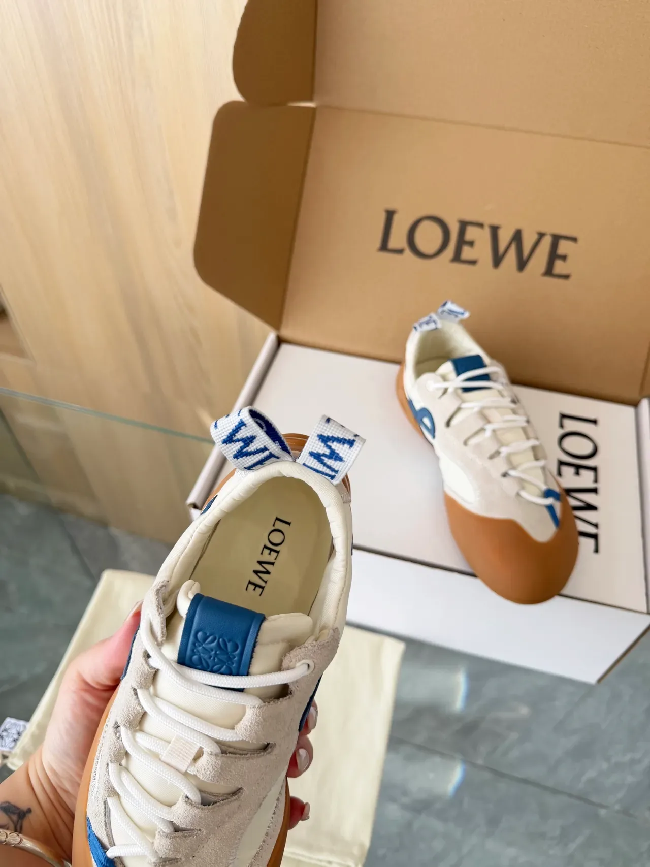 Loewe Flow Runner Sneakers Lifestyle Off-White et Navy Sangle Anagram 4