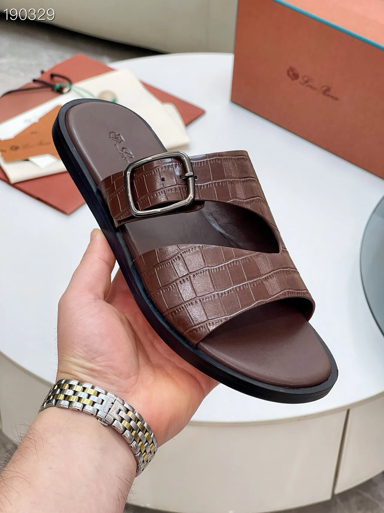 Loro Piana 鳄鱼压花双带扣休闲凉鞋 5