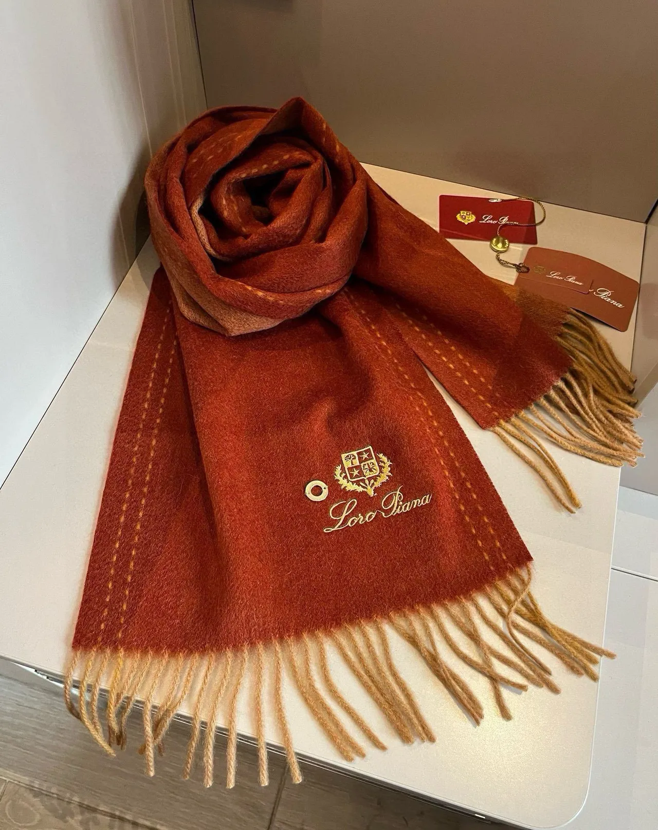 Loro Piana ক্রেস্ট ক্রোশড রাস্ট রেড ক্যাশমির স্কার্ফ 8