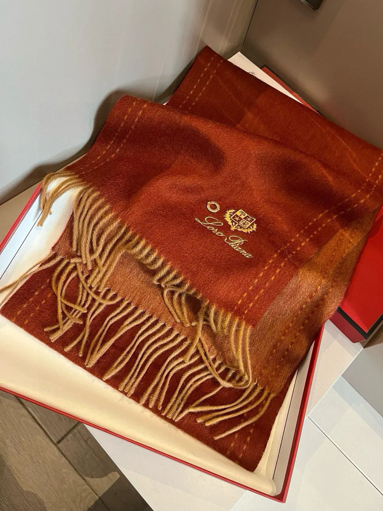 Loro Piana ক্রেস্ট ক্রোশড রাস্ট রেড ক্যাশমির স্কার্ফ 9