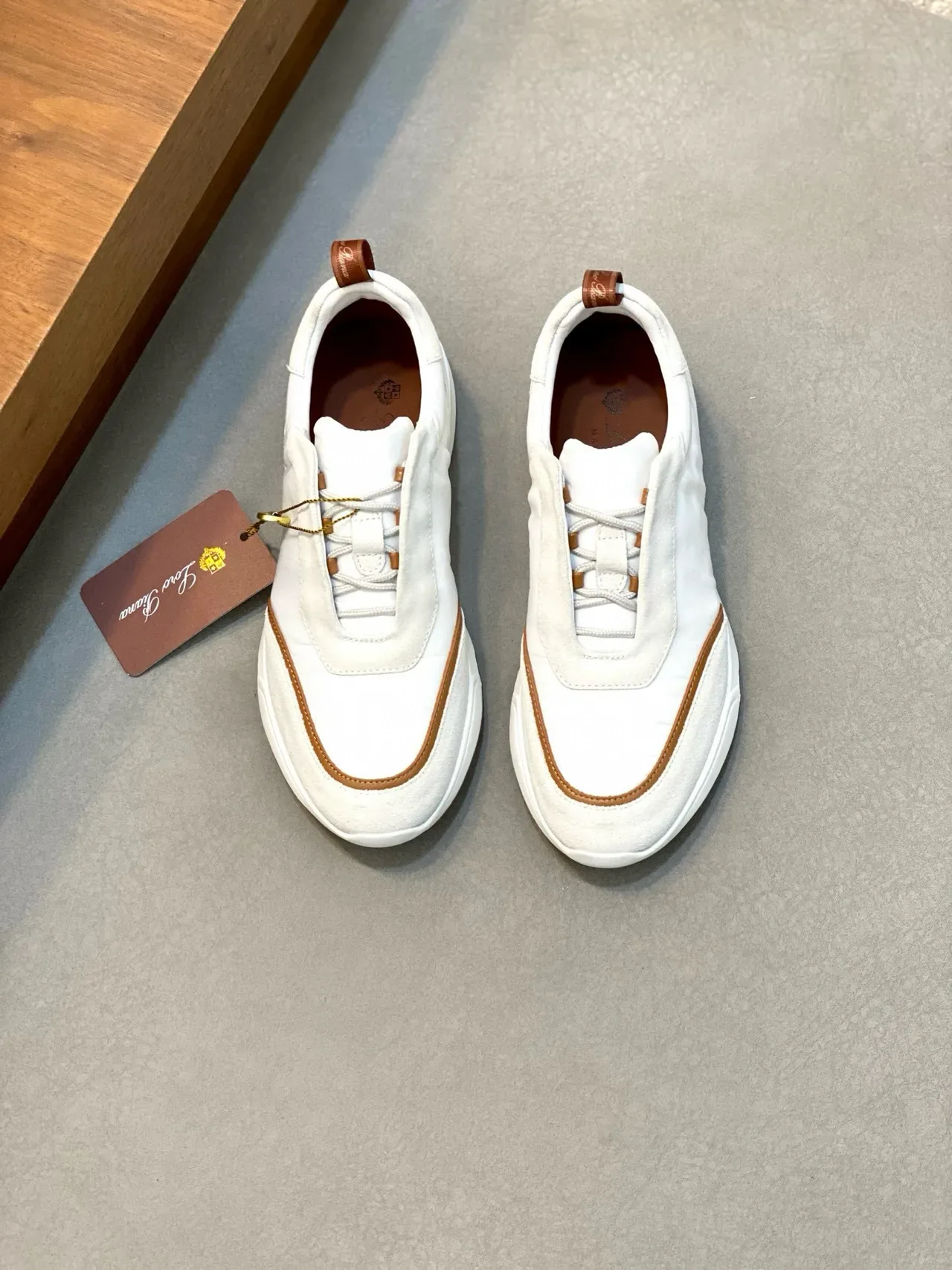 Loro Piana حذاء رياضي أبيض و بني ذو لونين نمط حياة 2