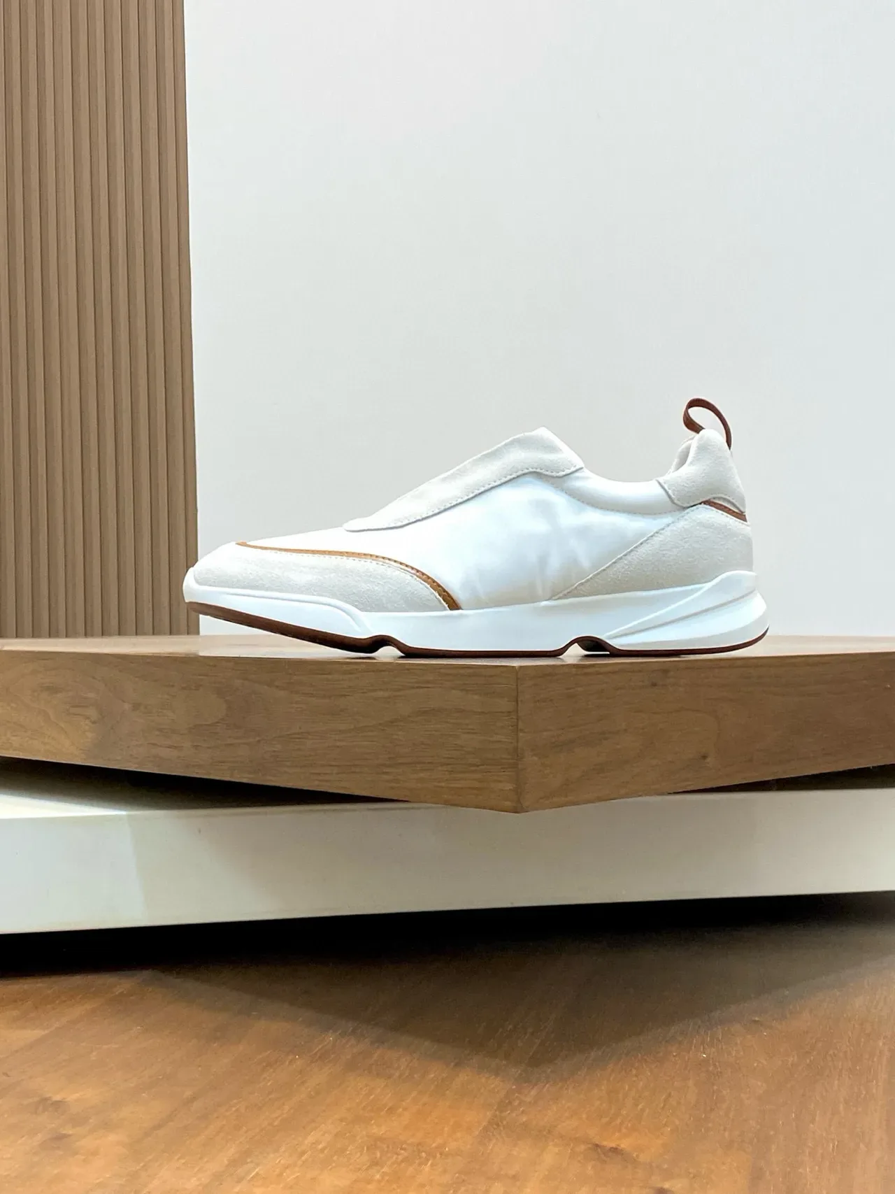 Loro Piana حذاء رياضي أبيض و بني ذو لونين نمط حياة 3
