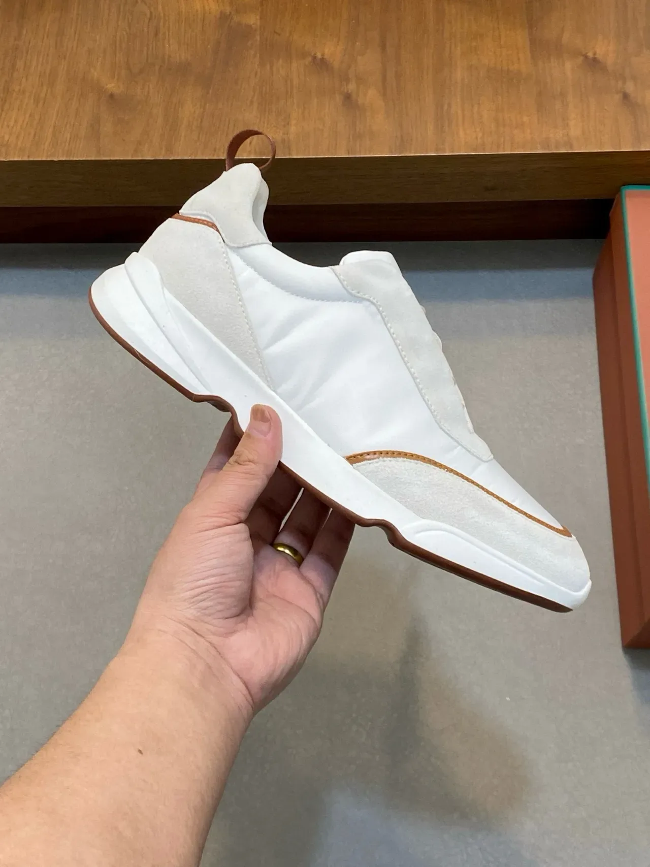 Loro Piana حذاء رياضي أبيض و بني ذو لونين نمط حياة 4