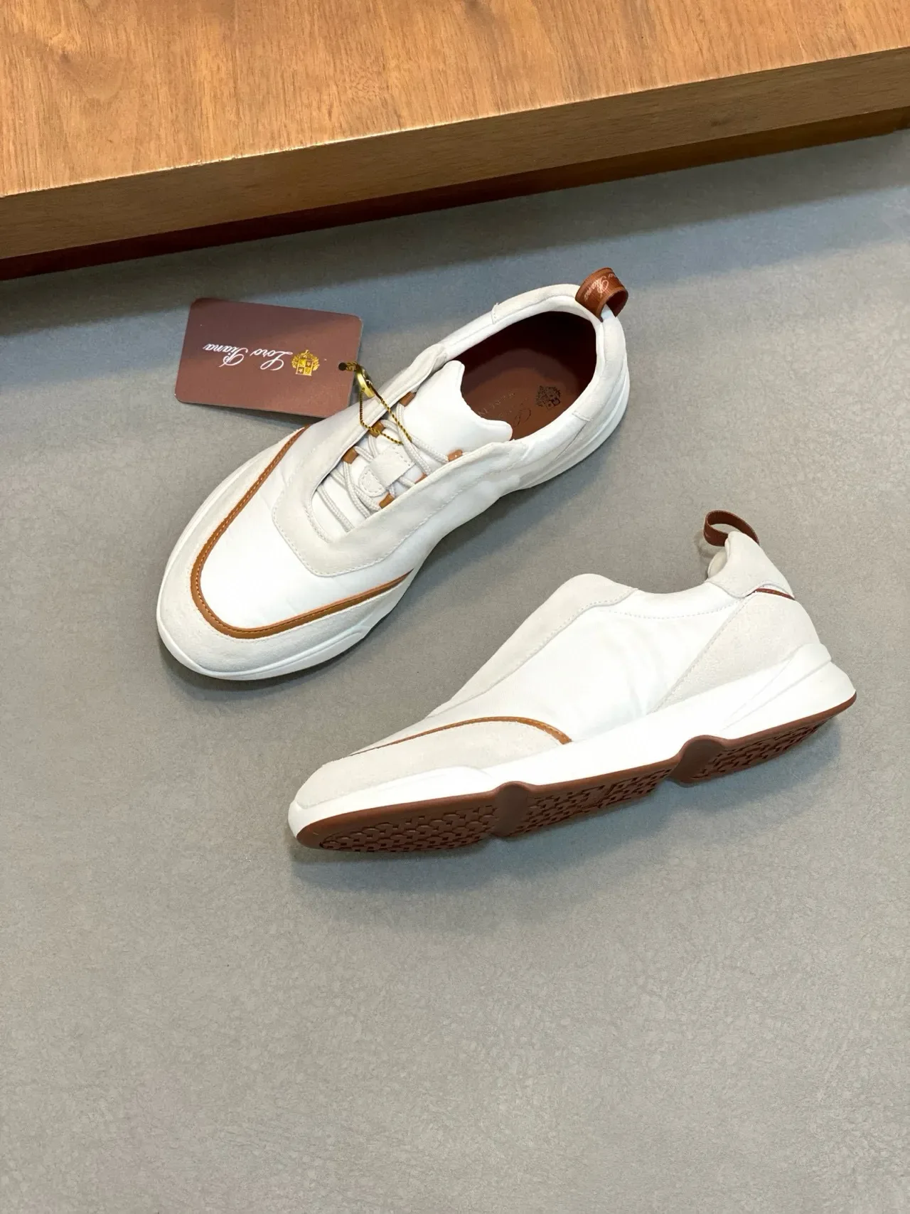 Loro Piana حذاء رياضي أبيض و بني ذو لونين نمط حياة 5