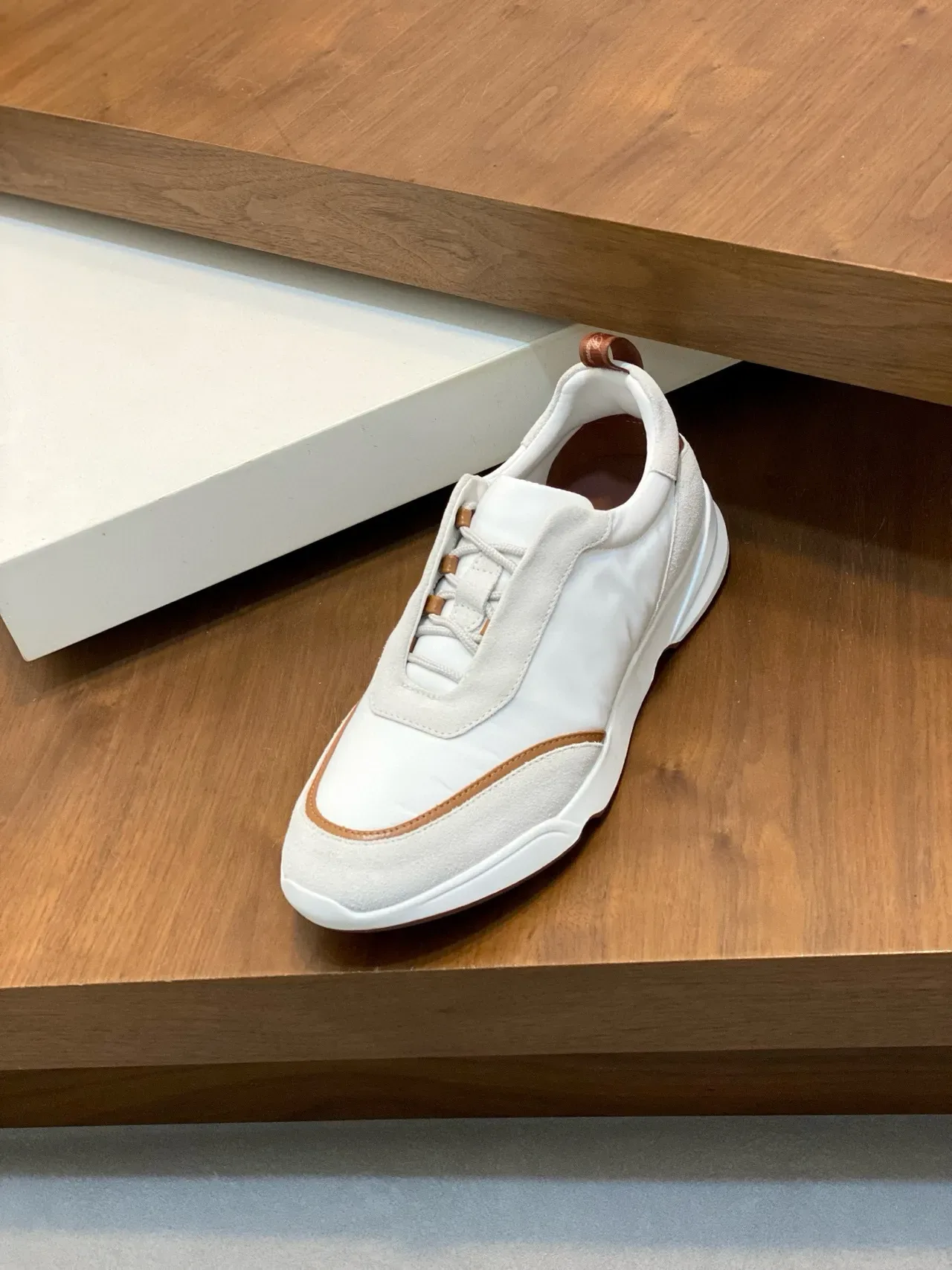 Loro Piana حذاء رياضي أبيض و بني ذو لونين نمط حياة 6